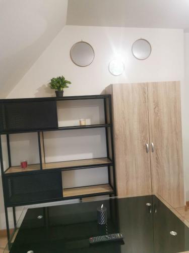 Cette chambre dispose d'un bureau et d'une étagère à livres. dans l'établissement La Marmotte de la Cathédrale - Calme - Jardin, à Troyes