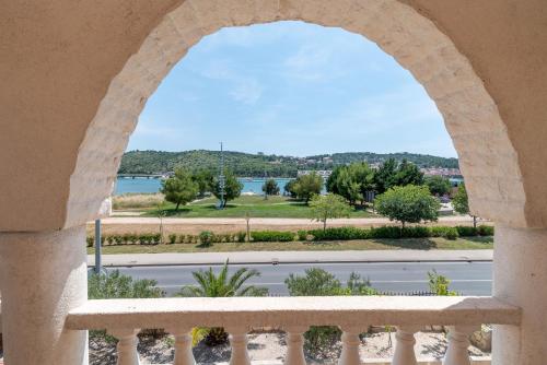 einen Balkon mit Straßenblick in der Unterkunft Beachfront apartments Jurica with balcony in Trogir
