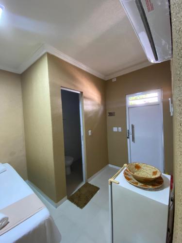 um quarto com um frigorífico e uma porta para uma casa de banho em Suite Brisa em Jericoacoara