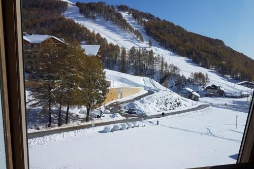 - une vue sur une montagne enneigée depuis une fenêtre dans l'établissement Charmant studio refait à neuf, à La Foux