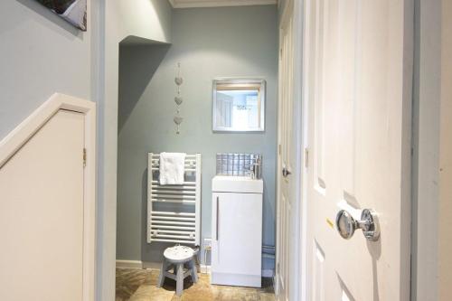pasillo con puerta blanca y baño con escalera en Windrush Lake 80 & 81, Waterlow Lodge P, en South Cerney