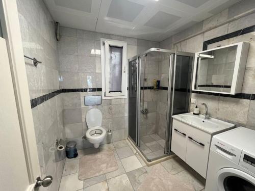 y baño con ducha, aseo y lavamanos. en Göle Manzaralı Bahçeli Havuzlu, en Koycegiz