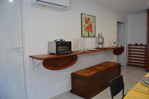 een kamer met een aanrecht met een magnetron aan de muur bij B&B Garden Grazia in Noto