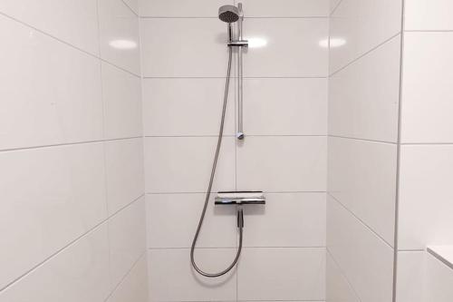 een douche met een douchekop in de badkamer bij Beach Appartement 17 - Callantsoog in Callantsoog