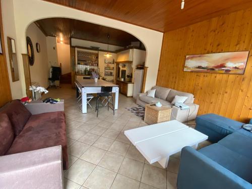ein Wohnzimmer mit einem Sofa und einem Tisch in der Unterkunft Chambre privée proche Geneve in Beaumont
