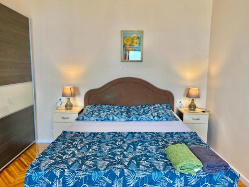 Un dormitorio con una cama con un edredón azul y blanco. en Kuća za odmor Fay, en Dramalj