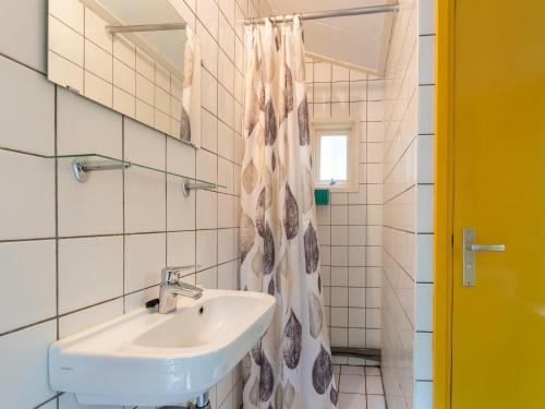 baño con lavabo y cortina de ducha en Tranquil holiday home in Epse with sauna, en Epse