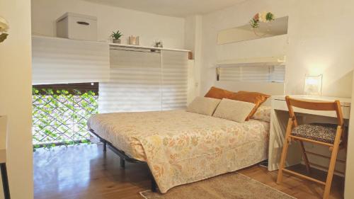 um quarto com uma cama, uma secretária e uma mesa em Estudio DuplexBCN em Barcelona