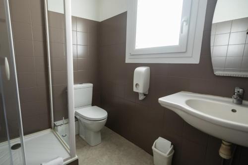 łazienka z toaletą i umywalką w obiekcie Gite de la Baie - Morgat w mieście Crozon