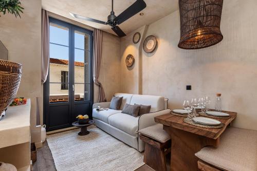 un salon avec un canapé et une table dans l'établissement WABISABI SUITES - BRAILLE, à Cannes
