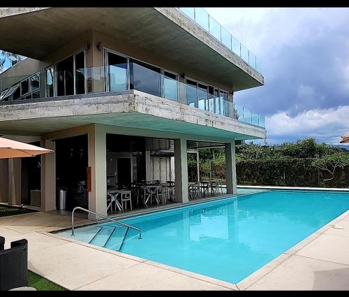 una casa con piscina frente a una casa en Nuevo y espectacular APT - 100 MBPS 15 min del aeropuerto, en San José