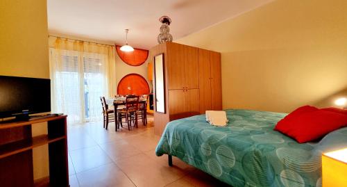 ジェーラにあるB&B La Villetta Gelaのベッドルーム1室(ベッド1台付)、キッチン(テーブル付)