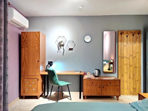 1 dormitorio con escritorio y silla en Piro's Cozy Rooms - City Centre, en Korçë