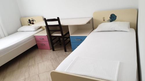 Tempat tidur susun dalam kamar di Cheerful 3-Bedroom Private Villa in Borsh!