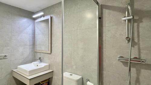 uma casa de banho com um chuveiro, um lavatório e um chuveiro em Apartamento FESTASTAR 212 em L'Estartit