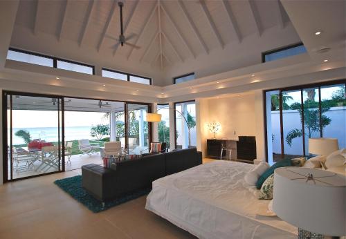 um quarto com uma cama grande e uma sala de estar em Zenith Nevis em Nevis