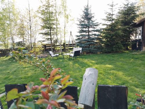 的住宿－Małopolskie Swojskie，院子里的围栏,带野餐桌和椅子