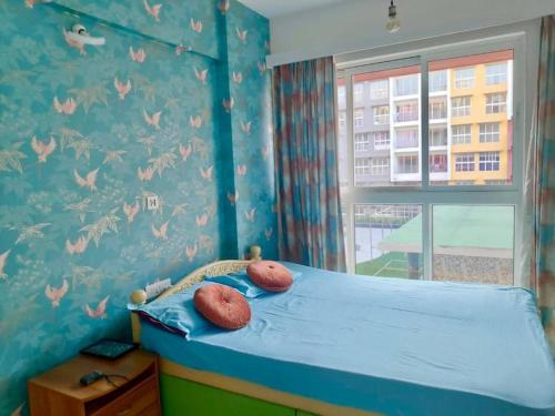 Un dormitorio con una cama con dos almohadas encima. en A Goan Nest, en Marmagao