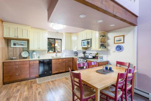 Una cocina o zona de cocina en Overlook House