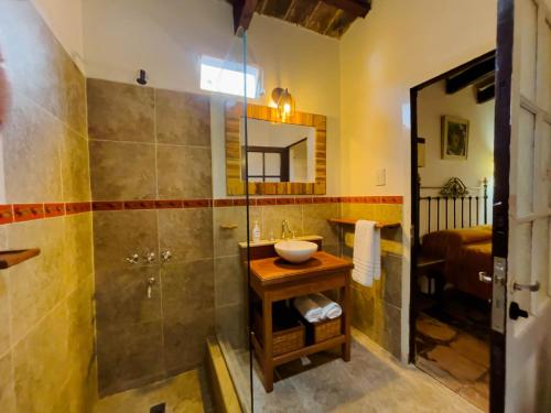 een badkamer met een wastafel en een douche bij La Casona de Moldes in Coronel Moldes