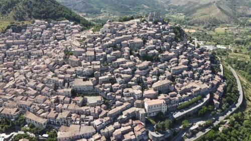 an aerial view of a large city with houses at Casa vacanze da CLARA in Castrovillari