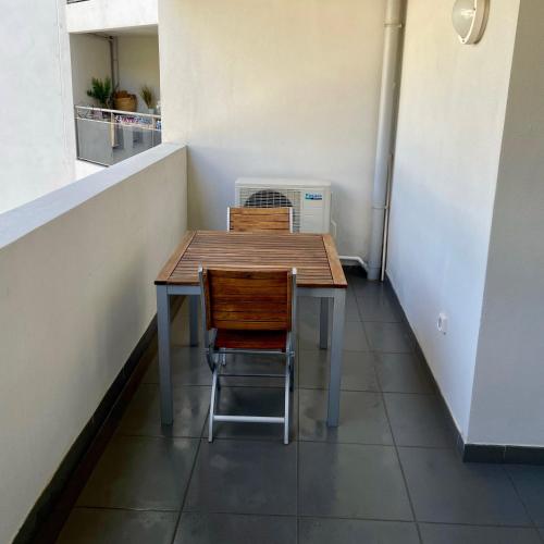 une table et deux chaises dans une pièce dans l'établissement Parking gratuit grande terrasse Proche Centre Ville, à Ajaccio