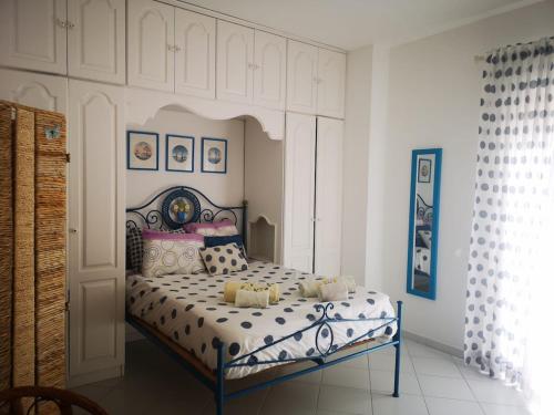een slaapkamer met een bed met polka dot-lakens bij Caparica Lounge & Terrace in Costa da Caparica