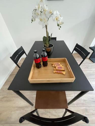 un tavolo con un vassoio di cibo e due bottiglie sopra di Appartement1 neuf climatisée a Blaye