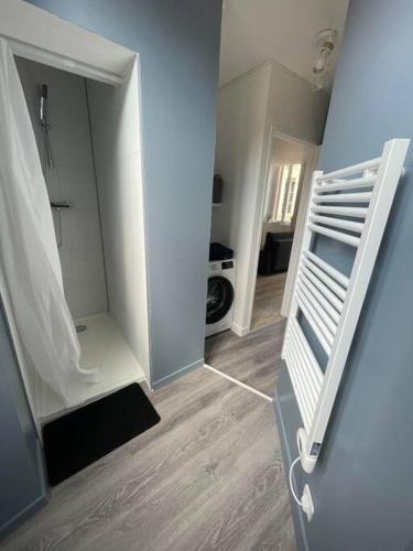 ein Zimmer mit einer weißen Treppe in einem Zimmer in der Unterkunft Appartement1 neuf climatisée in Blaye
