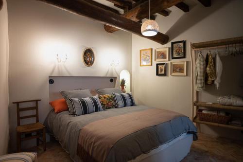 ein Schlafzimmer mit einem großen Bett in einem Zimmer in der Unterkunft La Maison Rimbert in Pernes-les-Fontaines