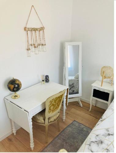Cette chambre comprend un bureau blanc et un miroir. dans l'établissement Superbe villa entièrement rénovée, à Canet