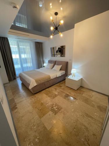 sypialnia z dużym łóżkiem w pokoju w obiekcie Astria Boutique Apartments 301 w mieście Olimp