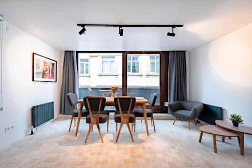 uma sala de jantar com mesa e cadeiras em Homie Suites - Modern Apartments Nearby Istıklal Street & Galata Tower em Istambul