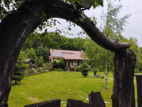 a view of the house from the garden at Małopolskie Swojskie in Olszyny