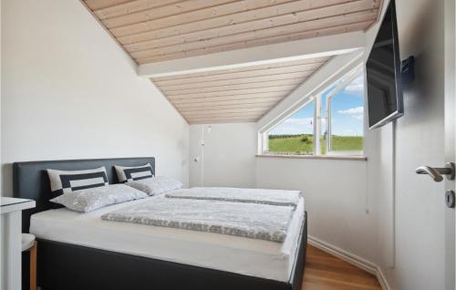 - une chambre avec un lit et une fenêtre dans l'établissement Gorgeous Home In Sams With Kitchen, à Onsbjerg