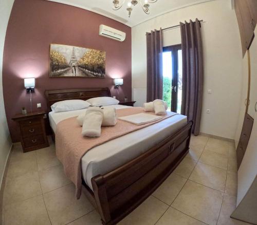 a bedroom with a large bed with white pillows at Mirovili House in Káto Lekhónia