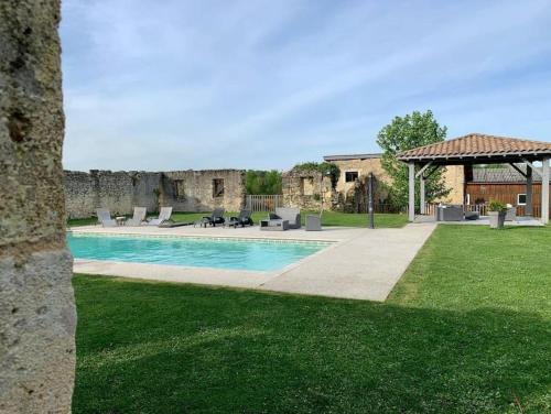einen Pool im Hof eines Hauses in der Unterkunft Gîte l'ombrière in Saint-Caprais-de-Bordeaux