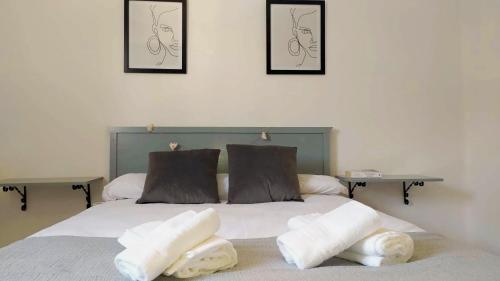 a bedroom with a bed with towels on it at Apartamento renovado y tranquilo, ideal familias - los mejores accesos in Málaga