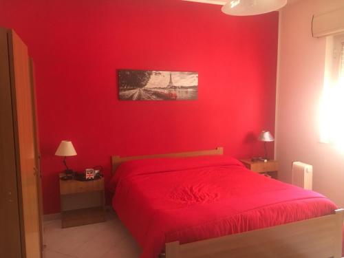 1 dormitorio rojo con 1 cama con pared roja en Casaditony, en Trapani