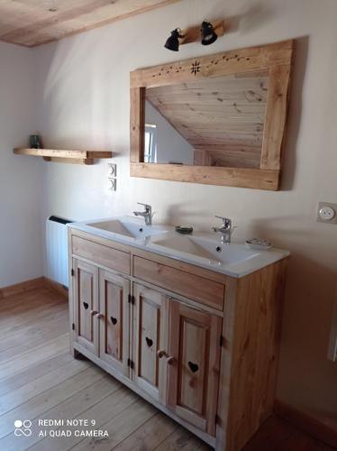 une salle de bain avec un lavabo et un miroir dans l'établissement LA FRACELINE, à Saint-Pierre-dʼEntremont