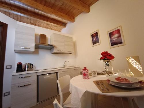 una cucina con tavolo e piatto di cibo di OH CHE BEL CASTELLO a Ortona