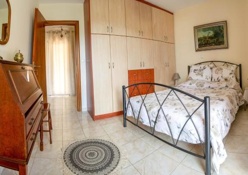 1 dormitorio con 1 cama y vestidor en Gallery Suites ''Artemis'', en Mesolongi
