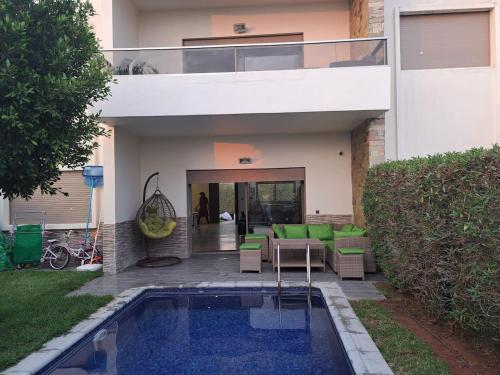 A piscina localizada em Magnifique villa avec piscine privée dans une résidence sécurisée ou nos arredores
