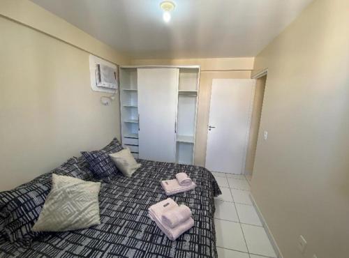 ein Schlafzimmer mit einem Bett mit zwei Handtüchern darauf in der Unterkunft Ap Ponta Verde 290 mts da praia in Maceió