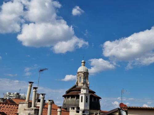 a building with a clock tower on top of it at Fil-Rouge - Elegante e tranquilla vista in Centro in Turin