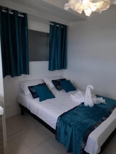Un dormitorio con una cama con un animal de peluche encima. en tee coco marine, en Saint-François