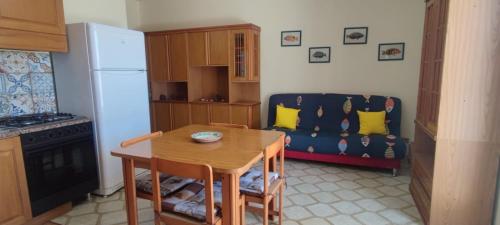 uma pequena cozinha com uma mesa e um sofá em Casa Vacanze Sentilmare em Agrigento