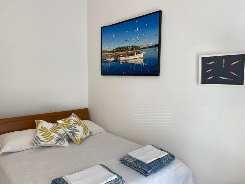 1 dormitorio con 1 cama con una foto en la pared en Apartments Skiljan, en Crikvenica
