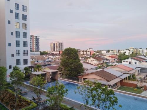 una vista aérea de una ciudad con piscina y edificios en Armadale Residence @Gala City 3 bedroom, en Kuching