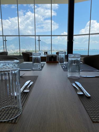 un lungo tavolo in un ristorante con vista di Finike Marina Hotel a Finike